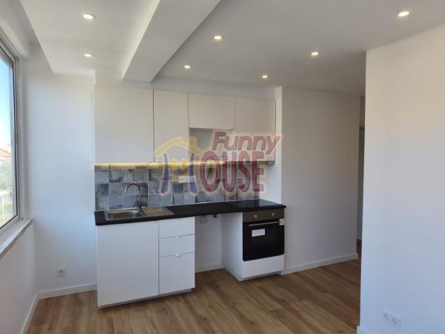 Apartamento remodelado com Varanda