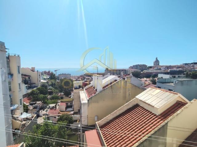 Apartamento Remodelado com Vista Rio, em São Vicente, Lisboa