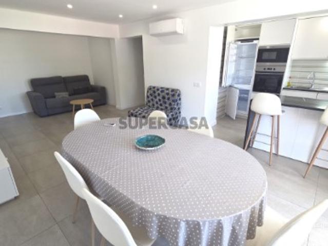 Apartamento remodelado em condomínio fechado com estacionamento e piscina, vista parcial do mar