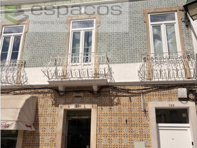 Apartamento remodelado em prédio histórico junto ao comboio