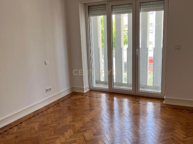 Apartamento Renovado T2 em Almada com Varandas e Ar Condicionado