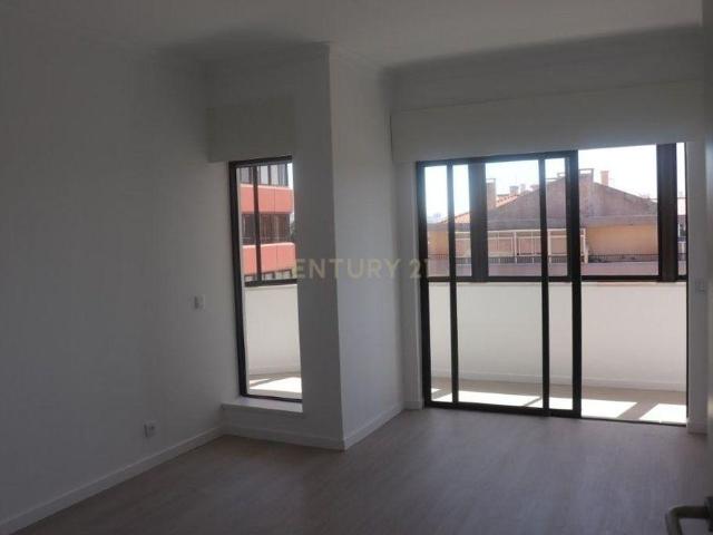 Apartamento Renovado T2 em Oeiras com Vista Atraente