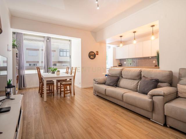 Apartamento Renovado T2 em Oeiras, ótimas áreas e com tudo perto de si!