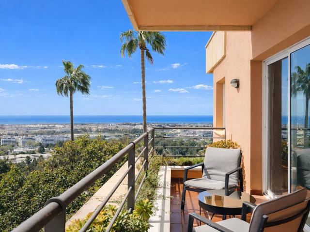 Apartamento renovado con vistas al mar y al golf en Magna Marbella Nueva Andalucía
