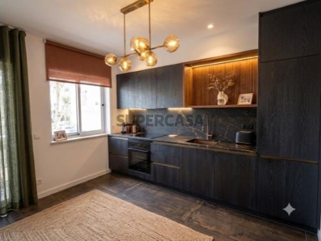Apartamento Renovado em Cascais | Luz, Conforto e Localização