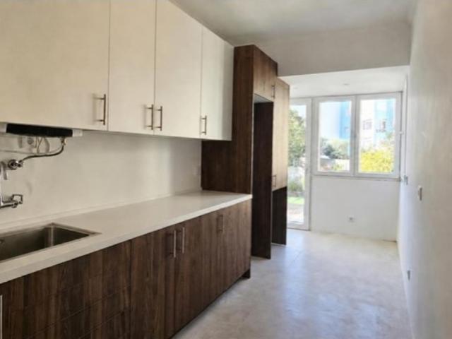 Apartamento Renovado no Centro de Almada de 3 Assoalhadas com Espaço Exterior