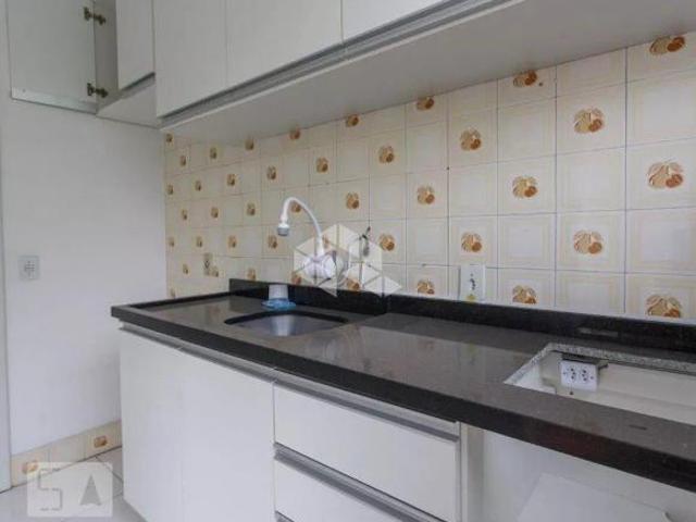 Apartamento reformado, 02 dormitórios, com excelente localização no bairro Trist