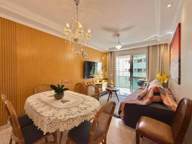 Apartamento reformado com sacada e vista mar na Praia das Pitangueiras – Alfa Imóveis Guarujá