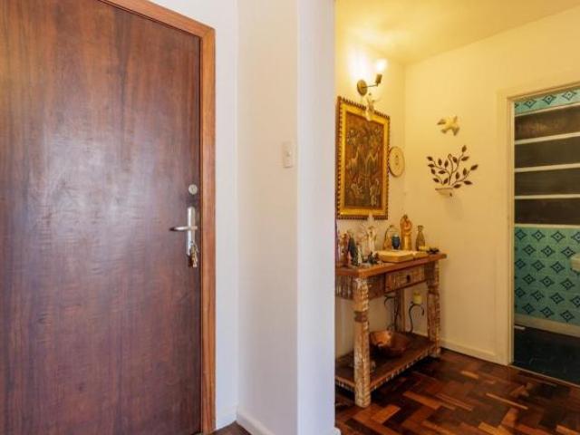 Apartamento reformado com três quartos e uma suíte no centro