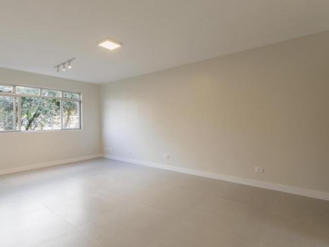 Apartamento reformado com três quartos em predinho no Água Verde