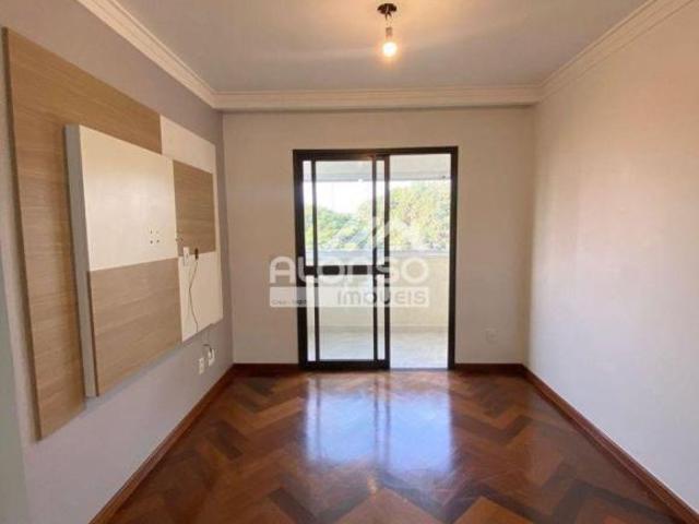 Apartamento reformado com varanda fechada e móveis planejados