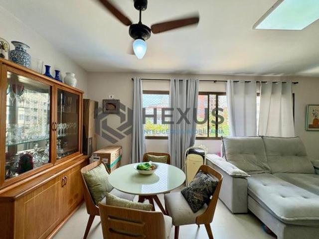 Apartamento reformado com varanda na Praia da Enseada, Guaruja