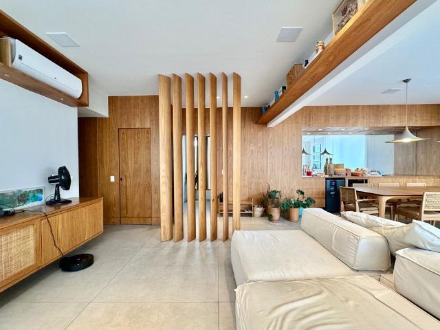 Apartamento reformado com vista livre no Leblon