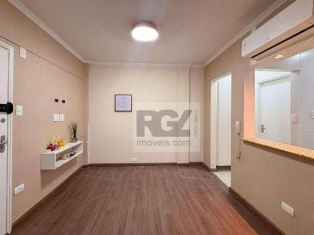 Apartamento reformado com 1 dormitório a uma quadra da praia na Pompéia