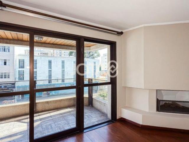 APARTAMENTO REFORMADO COM 3 DORMITÓRIOS E 2 VAGAS NO BATEL
