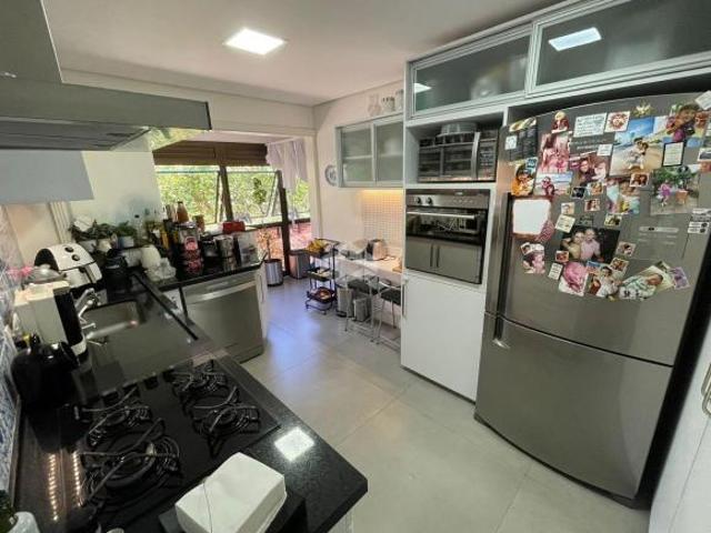 Apartamento reformado com 3 quartos, 2 vagas, reformado e bem localizado!