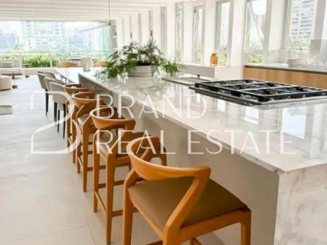 Apartamento reformado á venda na Vila Cordeiro, 341m², 4 suítes e 4 vagas