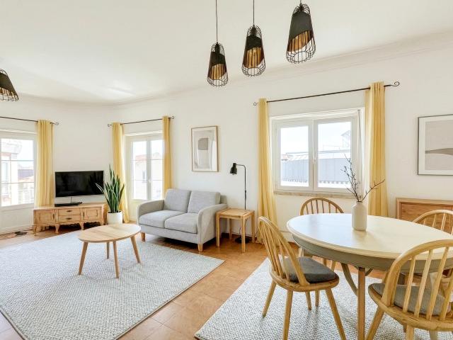 APARTAMENTO REFORMADO DE 3 QUARTOS NO CENTRO DE VILA FRANCA DE XIRA