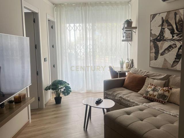 Apartamento reformado de 2 dormitorios en primera línea de playa · Alquiler de corta temporada en el centro de Marbella