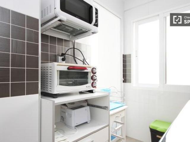 Apartamento reformado de 4 dormitorios en alquiler en el barrio de Ronda