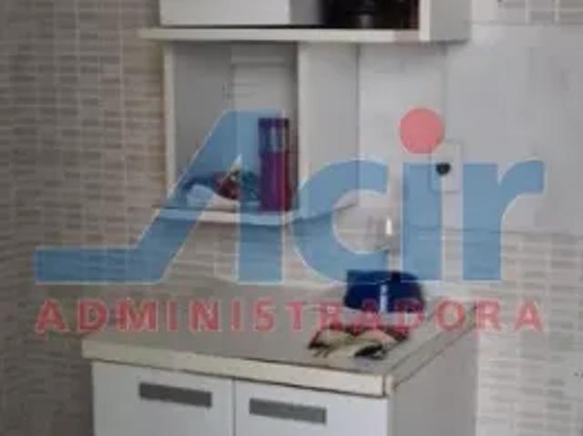 Apartamento reformado entre Copacabana e Lagoa com 80m² próximo ao metrô Cantagalo, comércio e trans