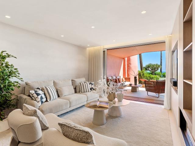 Apartamento Reformado en Planta Baja en Primera Línea de Playa – Menara Beach, Estepona Este