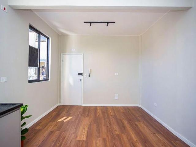 Apartamento reformado no coração de Curitiba | 31m²