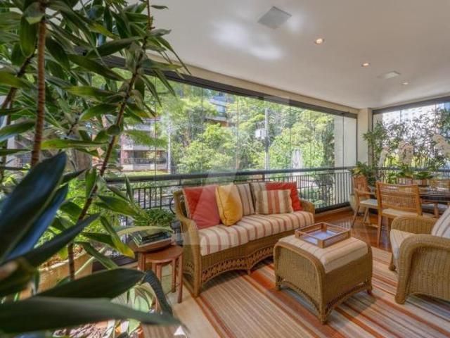 Apartamento reformado por Marina Linhares próximo ao Parque Ibirapuera