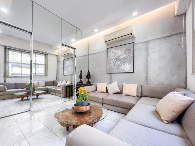 Apartamento reformado para locação próximo à praia do Leblon