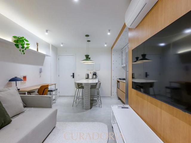 Apartamento reformado, totalmente mobiliado e equipado