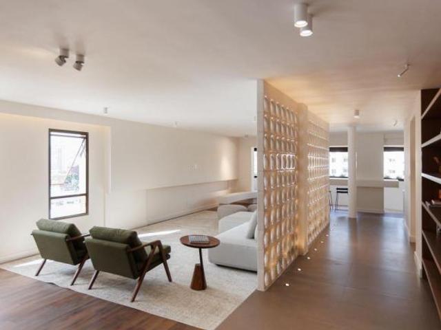 Apartamento Retrofit no Batel: 219 m2 Design Mid Century e Exclusividade na Carlos de Carvalho