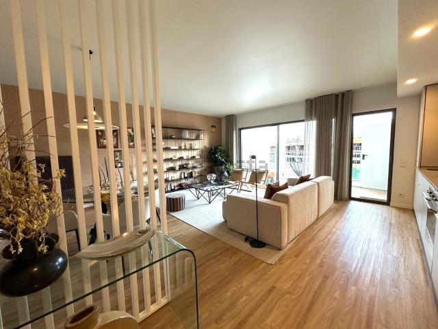 Apartamento, Santo António dos Cavaleiros e Frielas