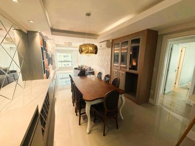 Apartamento semi mobiliado com 3 suítes, sendo 2 suítes no modelo americana com 2 vagas de garagem