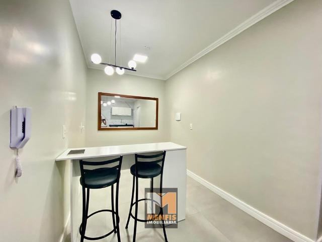Apartamento semimobiliado no Centro