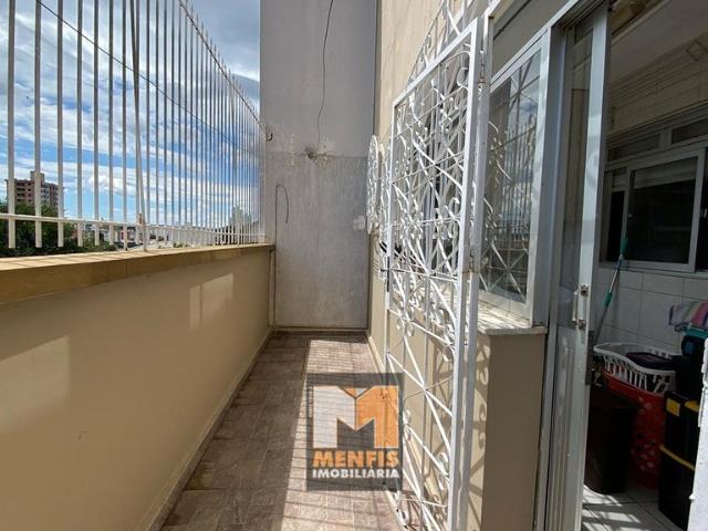 Apartamento semimobiliado no Centro