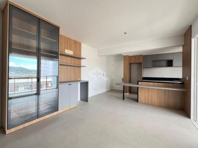 Apartamento semimobiliado, com 02 dormitórios e suíte no Centro