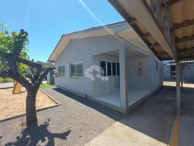 Apartamento semimobiliado, com 02 dormitórios, no Bairro Arroio Grande