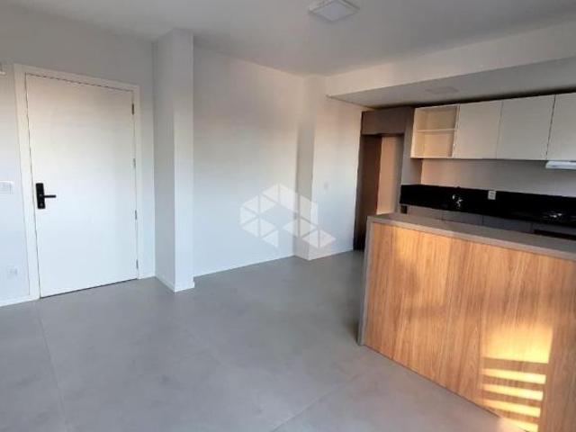 Apartamento semimobiliado, com 02 dormitórios, no Centro