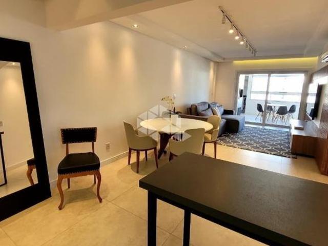 Apartamento semimobiliado, com 02 suítes, no bairro Centro
