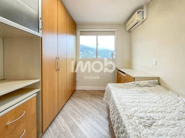 Apartamento semimobiliado com 1 suíte + 2 quartos, centro