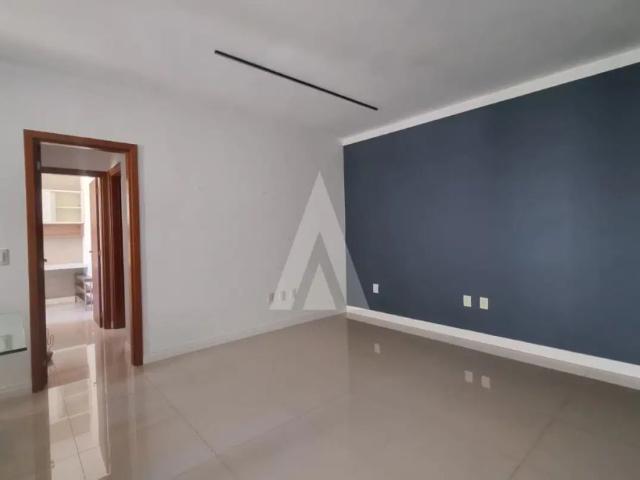 Apartamento semimobiliado com 2 quartos, sendo 1 suíte, no Glória
