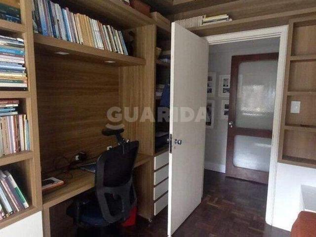 Apartamento semimobiliado de 3 dormitórios, sendo 1 suíte, no bairro Menino Deus!