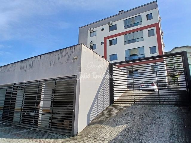 Apartamento semimobiliado dois quartos no Paquetá