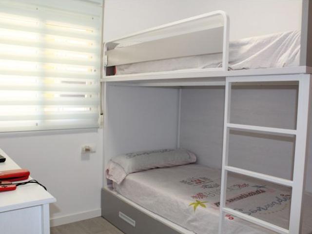 Apartamento seminuevo con vistas al mar y con piscina