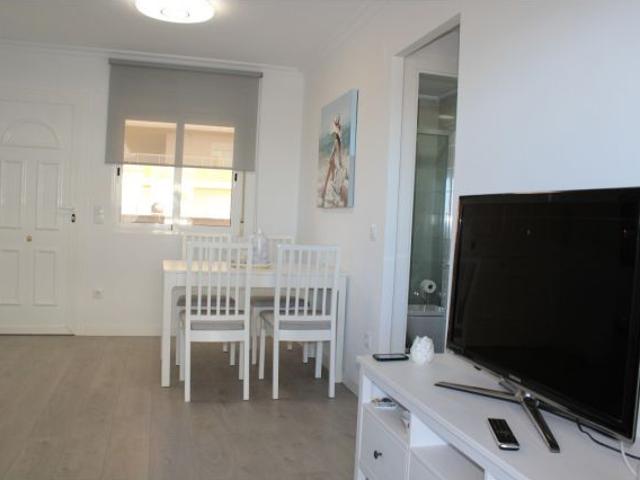 Apartamento seminuevo con vistas al mar y con piscina
