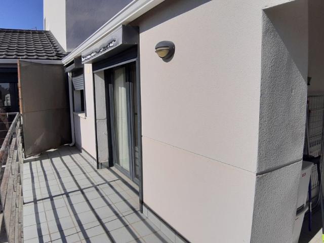 APARTAMENTO SEMINUEVO, CÉNTRICO CON PISCINA COMUNITARIA, AIRE ACONDICIONADO Y PLAZA DE GARAJE