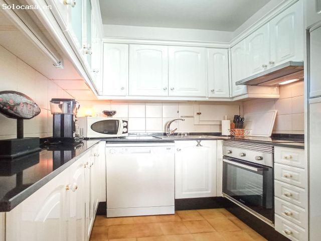 Apartamento semireformado de 2 dormitorios con vistas al mar y piscina