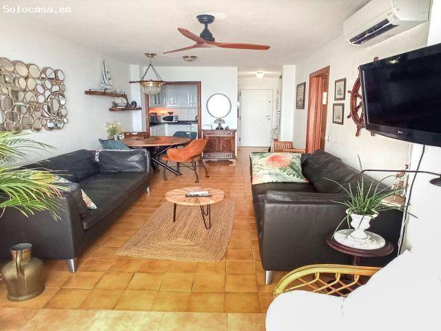 Apartamento semireformado de 2 dormitorios con vistas al mar y piscina