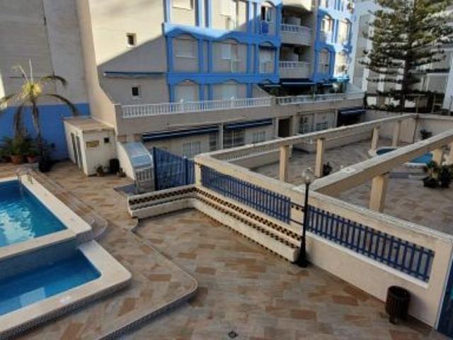 Apartamento soleado de 3 dormitorios en la playa • A 20 m del mar • Torrevieja
