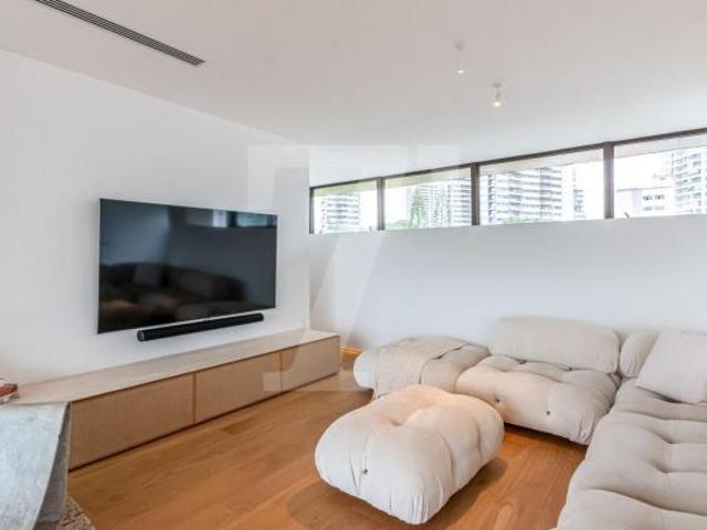 Apartamento super amplo, projetado por Paulo Mendes da Rocha e com vista eterna no Sumaré